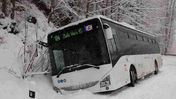 Sněhová nadílka zaměstnala o víkendu hasiče. Jedna z nehod skončila tragicky