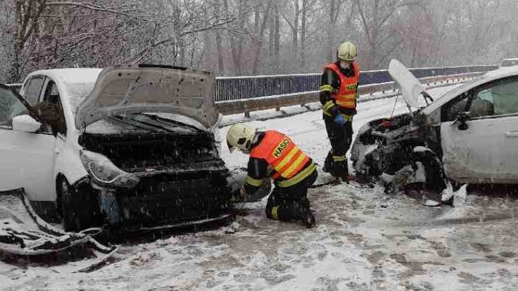 Dopravní nehody kvůli sněhu zaměstnaly hasiče v celém kraji