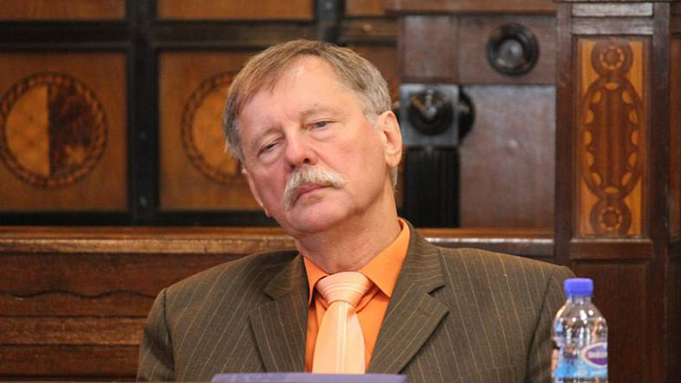 Z právníka novinářem. Jak  Josef Augustin píše  pro komunistické noviny