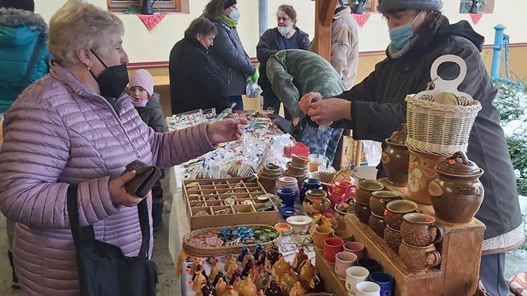 Zahrádkáři ze Smržic potěšili Vánočním minijarmarkem