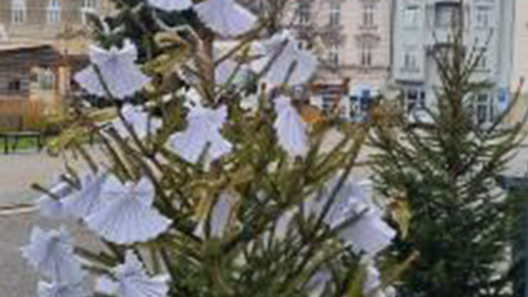  „Mrtvé“ centrum krášlí  nazdobené stromečky