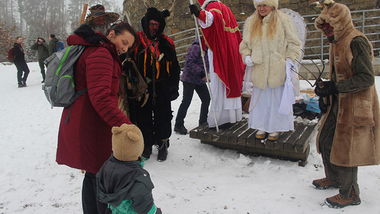 Mikuláš, anděl a rozverní čerti