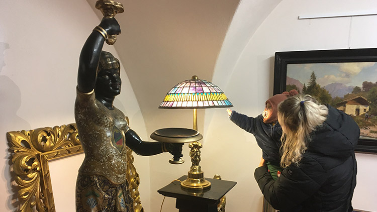 Vinárna v zámku se proměnila ve Starožitníkův krám