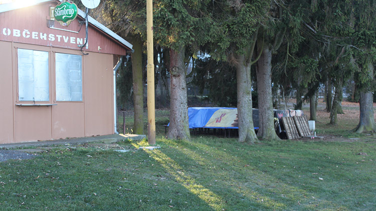 MRTVOLA V KRVI LEŽELA NA PLÁŽI