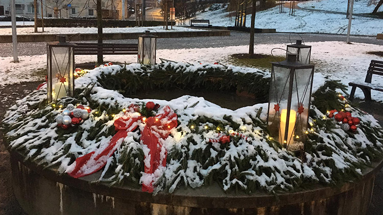 S výborným a pěkně zpracovaným nápadem o letošních Vánocích přišli v Kostelci na Hané. První adventní neděli tu před místní radnicí zapálili svíci na svém nebývale velkém adventním věnci.