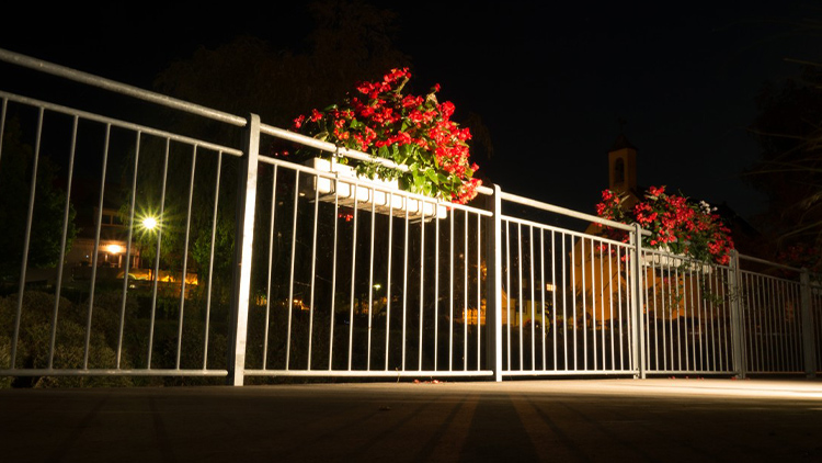 Bouchal dveřmi a křičel z balkonu