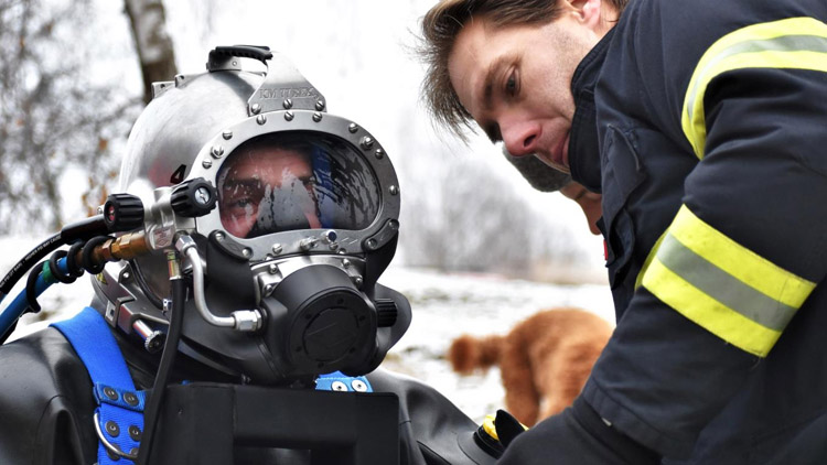 Potápěči cvičili v lomu i v dole. Trénovali též se speciální přilbou