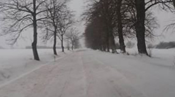 Více než deset centimetrů sněhu znamená dopravní komplikace