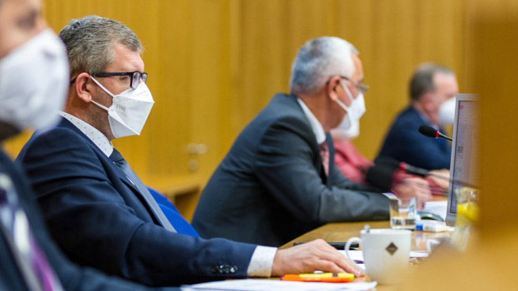 Kraj schválil rozpočet. Důraz klade na kontrolu nákladů a nesnižování investic