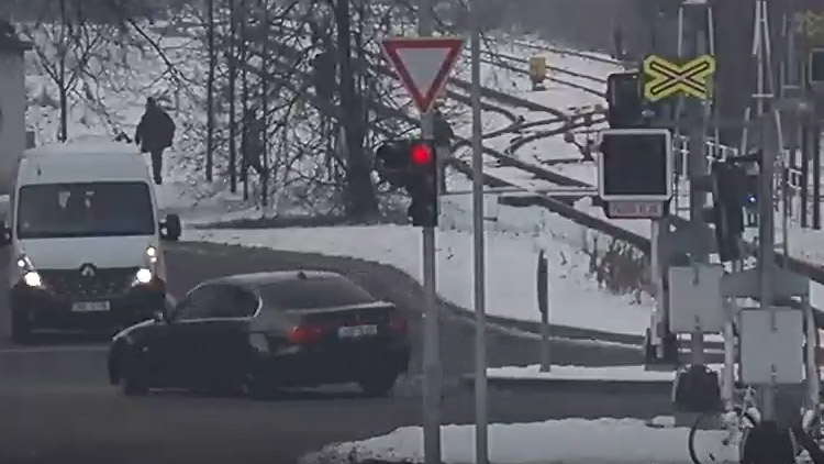 Mladík v BMW po honičce s policisty havaroval