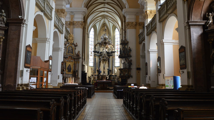 Covidová pandemie návštěvu kostelů nezhatí