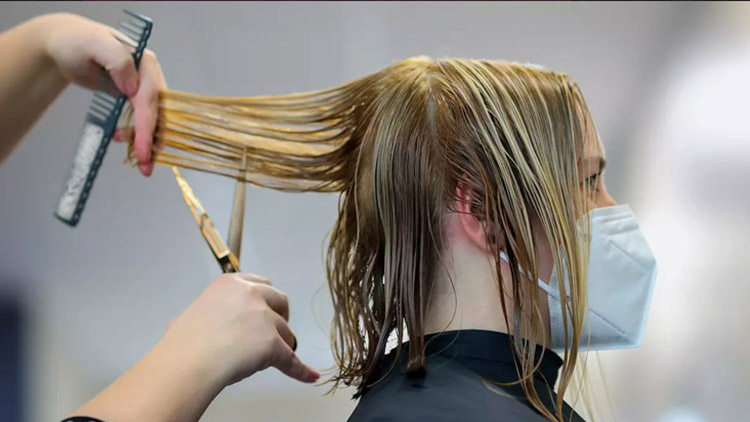 Klientů v kadeřnictvích ubylo, před svátky však  hlásí většina opět nápor