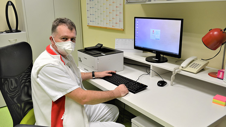 Pacienty s covidem i po covidu léčí  v nemocnici moderní laserovou terapií