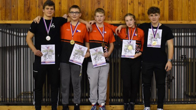 Tři zlata a dvě stříbra mladých zápasníků Sokola