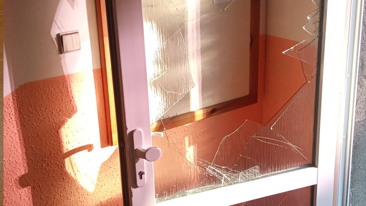 Mladík prokopl vchodové dveře!