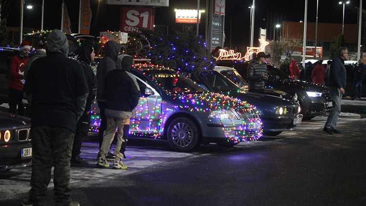 Vánoční jízda městem:  Lidé obdivovali tahače  i sobí spřežení na střeše
