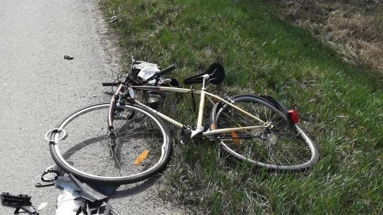 Cyklista s sebou praštil