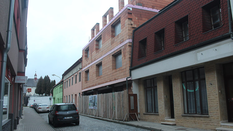 Před Jednotou v Konici auta stát už nebudou. Parkoviště se posune níž