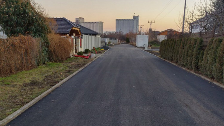 Lidé z Vrahovic si vybudovali silnici sami