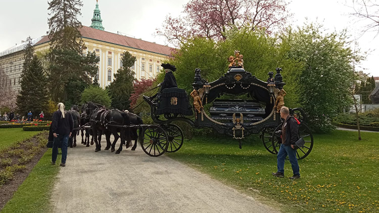 Budete se dívat? Marii Terezii na ČT pohřbí v Obrově kočáru!