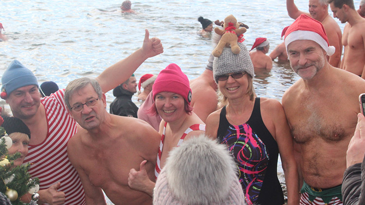 Vánoční otužilce hlídali potápěči!