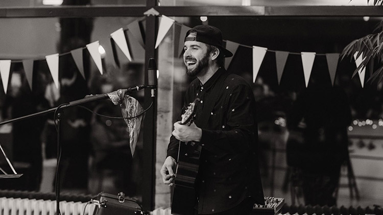 „Hudba je uvolněním, ale současně velkým adrenalinem,“ říká Jakub Chvojka