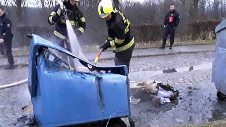 První výjezd roku 2022 v 00:08 – požár krabice od zábavní pyrotechniky ve Šternberku.