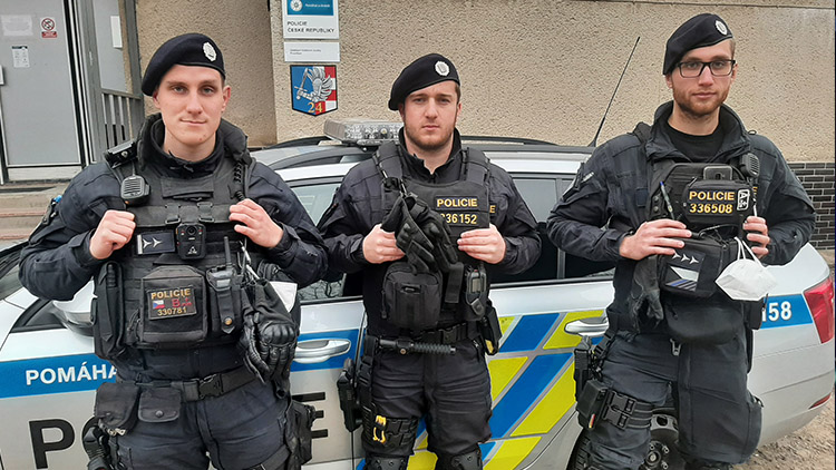 Trojice policistů zachraňovala prodejce ryb