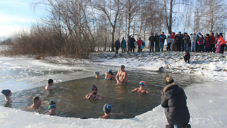 Led v koupeli nevadí, a tak šup na Vánoce do vody