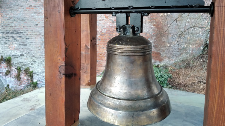  Replika zvoničky v Bezručových sadech je kompletně hotová. Visí v ní nový zvon