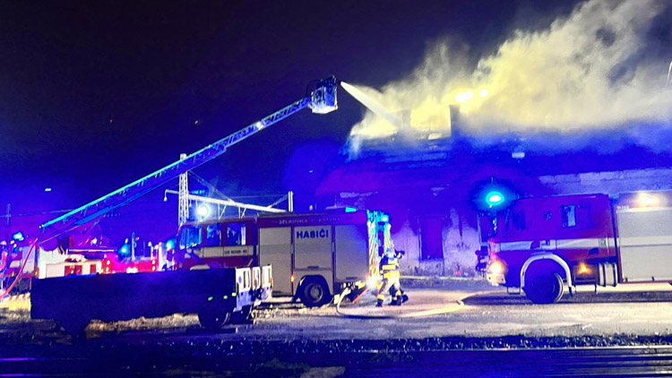 Požár nádražní budovy zdolalo 10 jednotek hasičů