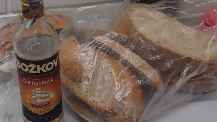 Jeden kradl banány, druhý rum