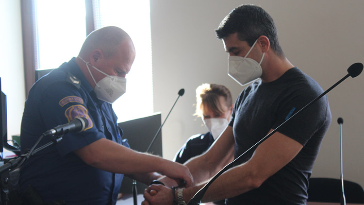 Sisov s manželkou vykradl školu. Zkoušel to i na faře