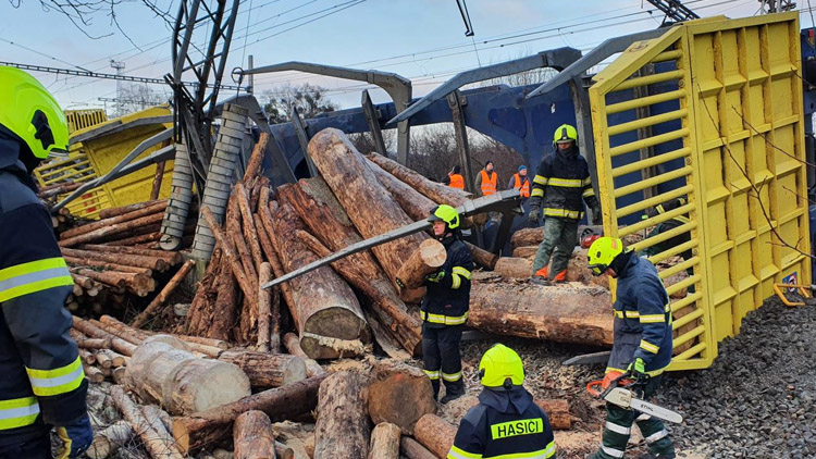  Následky srážky dvou vlaků likvidovalo 7 jednotek hasičů i dva tanky