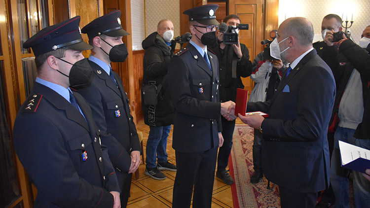 Policisté zachránili život prodejci ryb, teď sklízejí projevy uznání