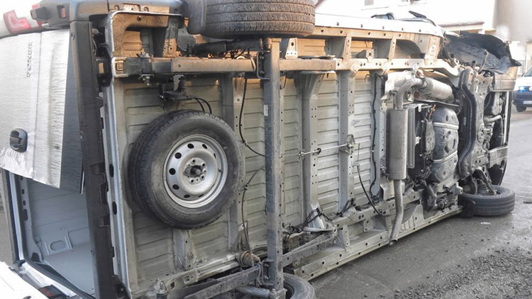 Dodávku položil na bok