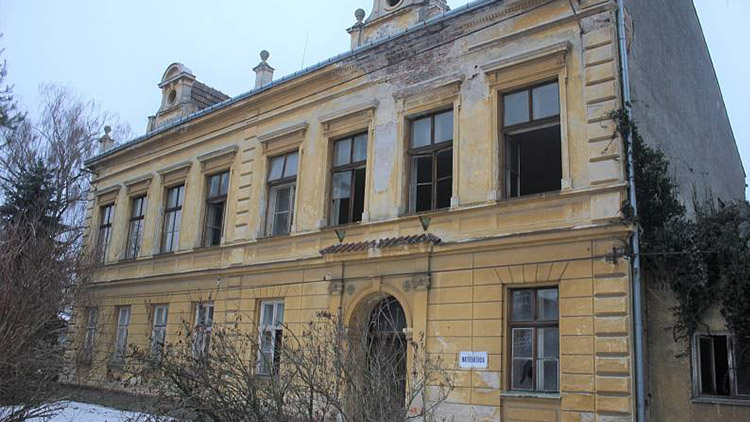 Školka v Hrušce dál čeká na záchranu. Nebo demolici