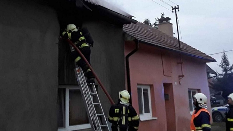 V Doloplazech hořel dům,  zapálil jej „uprchlík“ s pistolí?