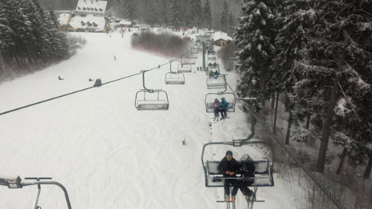 Šest jednotek a hasiči-lezci zachránili ze zaseknuté lanovky 40 lyžařů