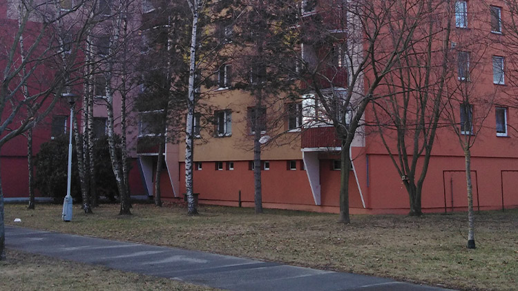 Tragédie v ulici Jana Zrzavého:  Senior se zabil pádem z 5. patra!