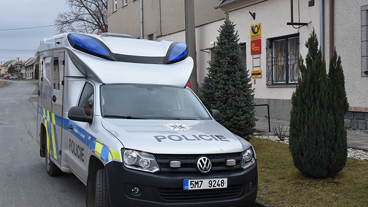 Lupiče z Dobromilic chytili, poštu přepadl s maketou pistole