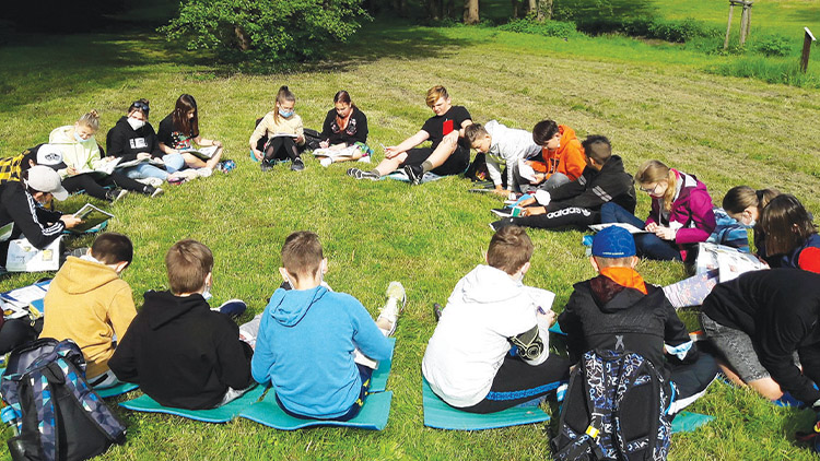 V Němčicích se UČÍ V TRÁVĚ I V LESE