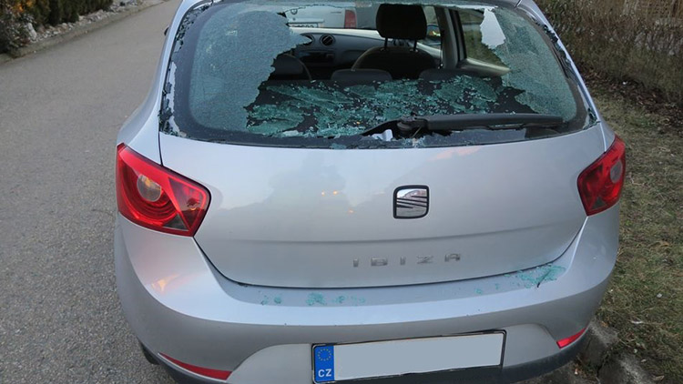 Věnoval se mobilu, skončil ve špitále