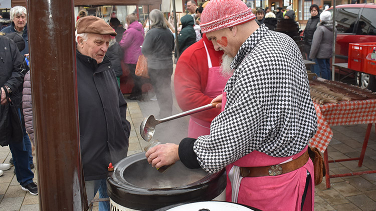 Na polévku „za kačku“ se stály fronty