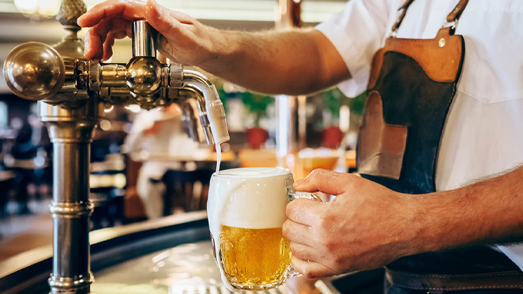 Číšníka polila pivem