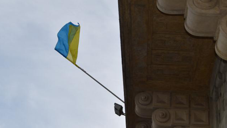 Na radnici vlaje ukrajinská vlajka,  první náměstek pojede na hranice!