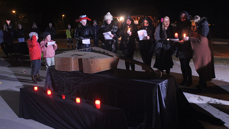 Nejdřív masky a průvod, pak pochování basy