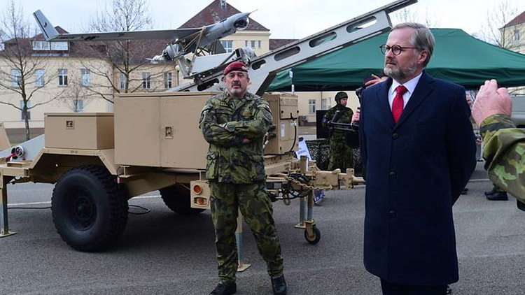 Premiér na inspekci v prostějovských kasárnách