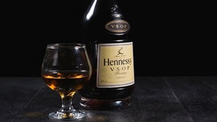 Láhev koňaku nevynesl