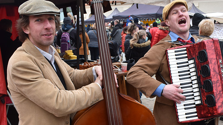 Muzikanti se opřeli do basy a harmoniky